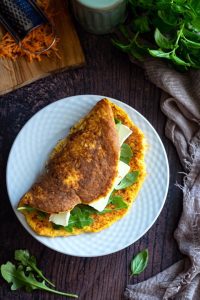Kolorowy omlet z marchewką — zdrowe śniadanie pełne witamin